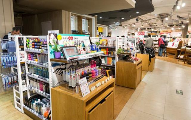 精减业务流程：跑店业务员随时可以把单据通过手机回传到公司。通过业务日报表、销售日报表、商品日报表方便业务交帐。
