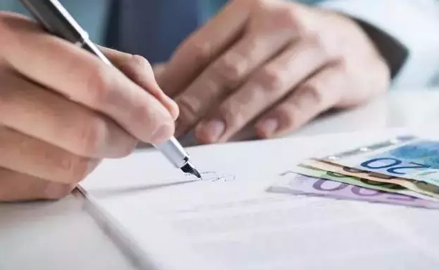 会计和出纳的分工总体上讲，必须实行钱账分管，出纳人员不得兼管稽核和会计档案保管，不得负责收入、费用、债权债务等账目的登记工作。总账会计和明细账会计则不得管钱管物。