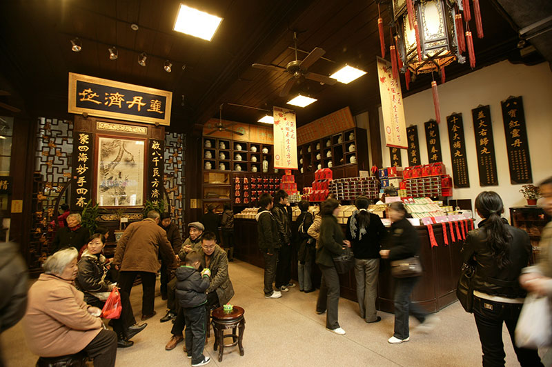中国药品零售市场处于上升状态，发展空间很大。医药分开的行业趋势越来越明显，连锁药店上市热潮涌现，大中型连锁药店竞相上市带来连锁药店新一轮的跑马圈地。